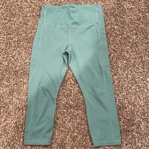 Athleta Ultimate Stash Pocket Capri Size M EUC